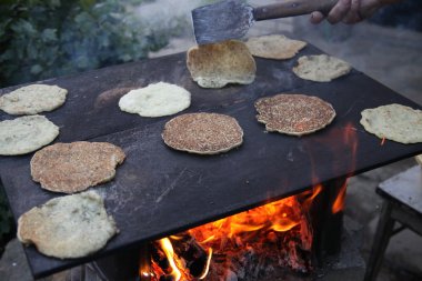 Patates cook tarafından geleneksel şekilde krep.