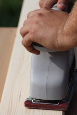 Adamın ellerinde öğütücü