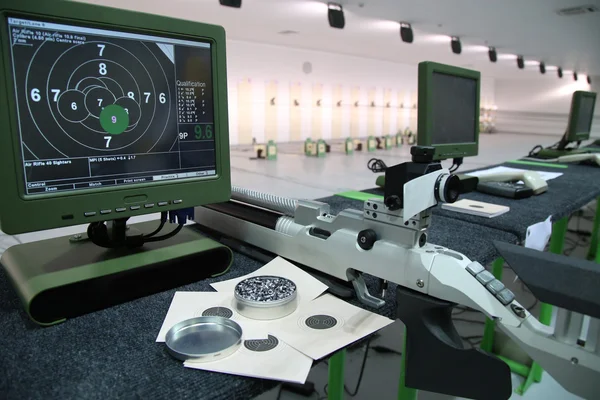 Rifle de aire comprimido y monitor de objetivo de 10m — Foto de Stock
