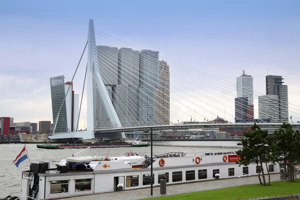 ROTTERDAM, THE NETHERLANDS - 18 AUGUST: Rotterdam is a city mode — Stock Photo, Image