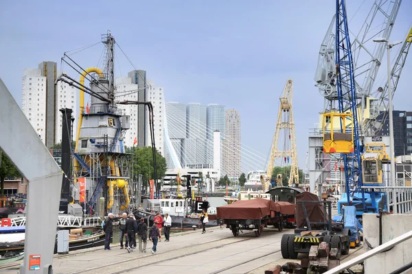 Rotterdam, Nizozemsko-18. srpna: lidé kolem námořního M — Stock fotografie