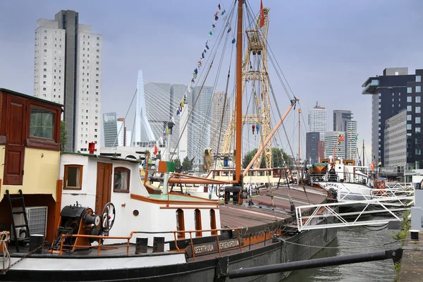 Rotterdam, Nizozemsko - 18. srpna: staré jeřáby v historických — Stock fotografie