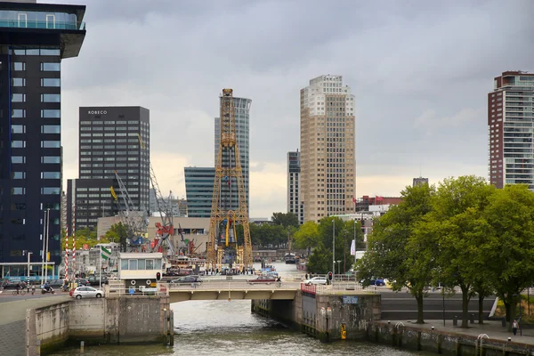 ROTTERDAM, THE NETHERLANDS - 18 AUGUST: Old cranes in Historical — Stock Photo, Image