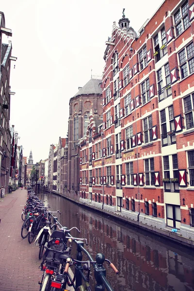 Amsterdam Nederland-16 augustus; 2015: Bekijk op Oudezijds — Stockfoto
