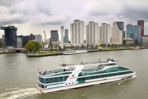 Rotterdam, Hollanda - 18 Ağustos: Erasmus köprüsünden görünüm — Stok fotoğraf