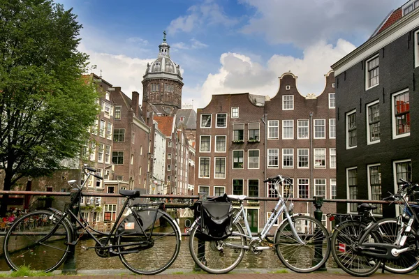 Amsterdam, niederland - 19. august 2015: blick auf saint nich — Stockfoto