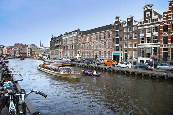 Amsterdam, Nederland - 19 augustus 2015: Uitzicht op Rokin van — Stockfoto