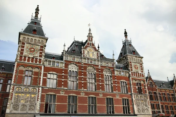 Edificio de la Estación Central de Ferrocarriles en Amsterdam, Holanda — Foto de Stock