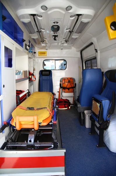 Detalhes da parte interna do equipamento médico em vans ambu — Fotografia de Stock