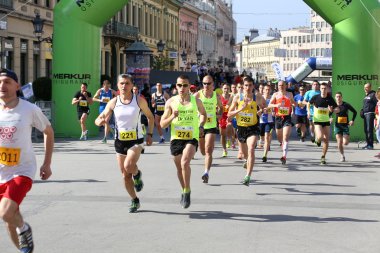 Novi Sad, Sırbistan - Nisan 03: Başlayan koşucular, katılımcıların t