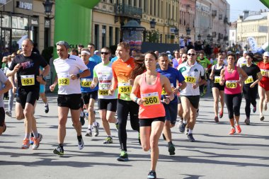 Novi Sad, Sırbistan - Nisan 03: Başlayan koşucular, katılımcıların t
