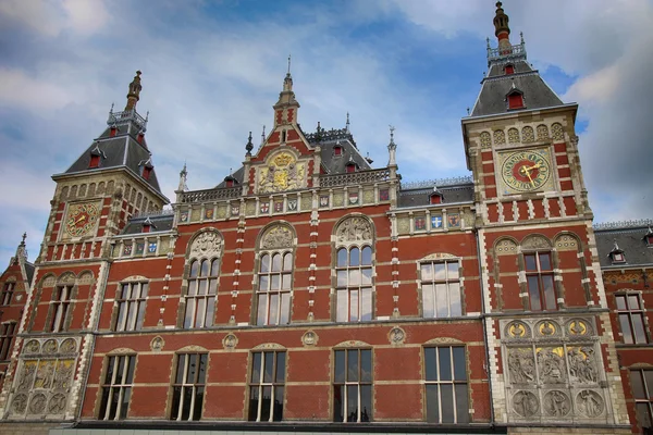 Edificio de la Estación Central de Ferrocarriles en Amsterdam, Holanda —  Fotos de Stock