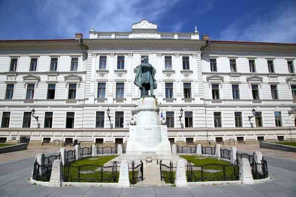Estátua de Lajos Kossuth e edifício governamental em Pecs, Hunga — Fotografia de Stock