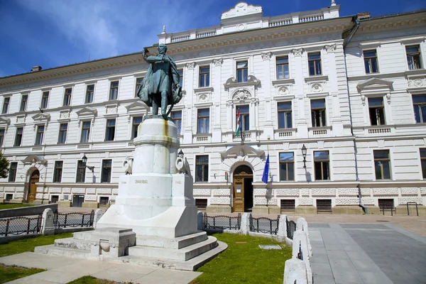 Statue of Lajos Kossuth and governmental building in Pecs, Hunga — Stock Photo, Image