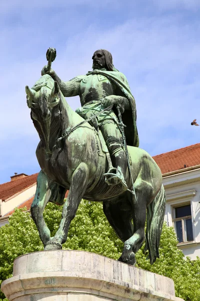 En staty av Janos Hunyadi på Széchenyi torget i Pécs, Hungary — Stockfoto