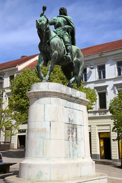 Una estatua de Janos Hunyadi en la Plaza Szechenyi en Pecs, Hungría — Foto de Stock