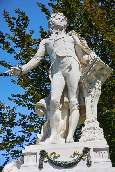 Статуя Вольфганга Амадея Моцарта в Вене — стоковое фото