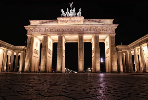 Puerta de Brandeburgo por la noche en Berlín, Alemania — Foto de Stock