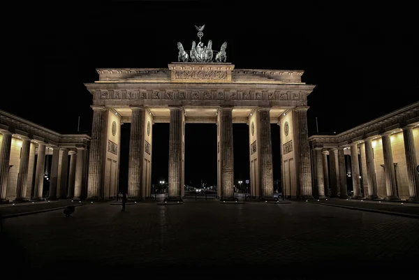 Puerta de Brandeburgo por la noche en Berlín, Alemania — Foto de Stock