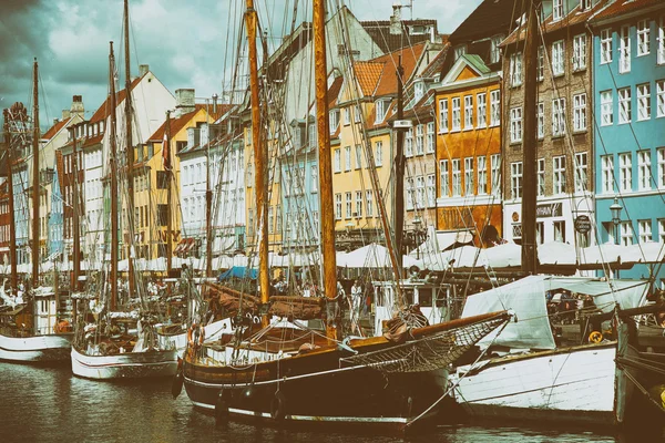 КОПЕНГАГЕН, ДЕНМАРК - 14 августа 2016 года: Лодки в доках Nyhavn — стоковое фото