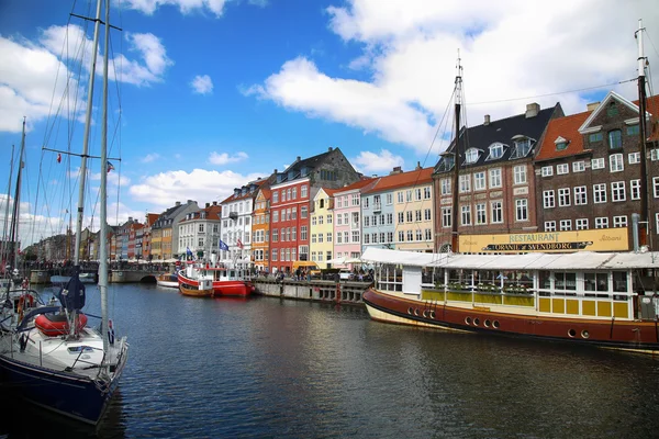 КОПЕНГАГЕН, ДЕНМАРК - 15 августа 2016 года: Лодки в доках Nyhavn — стоковое фото