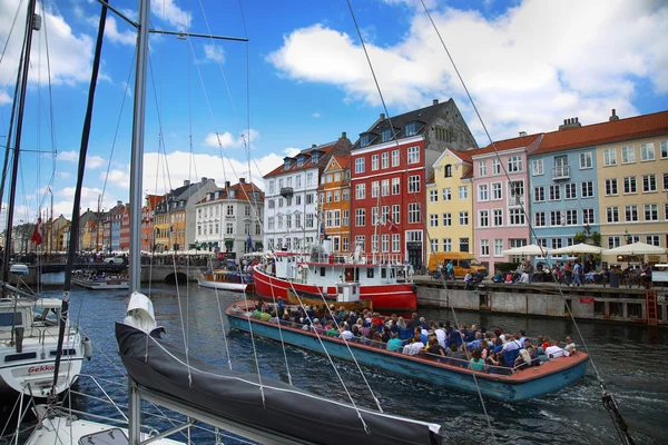 КОПЕНГАГЕН, ДЕНМАРК - 15 августа 2016 года: Лодки в доках Nyhavn — стоковое фото