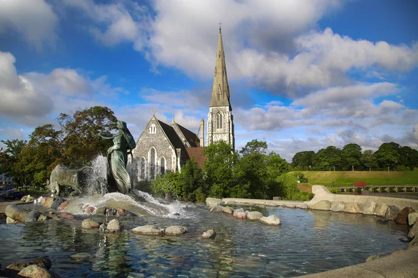 St. Alban de kerk (Den Elske kirke) en fontein in Copenhag — Stockfoto