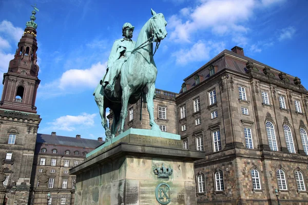 Estátua equestre de Christian IX perto de Christiansborg Palace, Co Fotografia De Stock