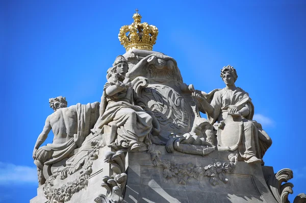 Статуї на вершині мармуру міст, Крістіансборг Палацу брами в КС — стокове фото