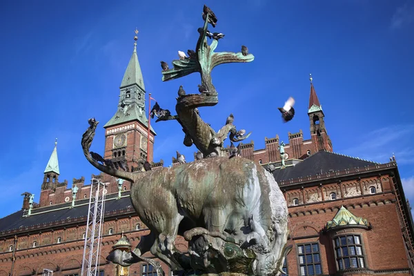 Fuente Dragón y Radhus, Ayuntamiento de Copenhague en Copenhague — Foto de Stock