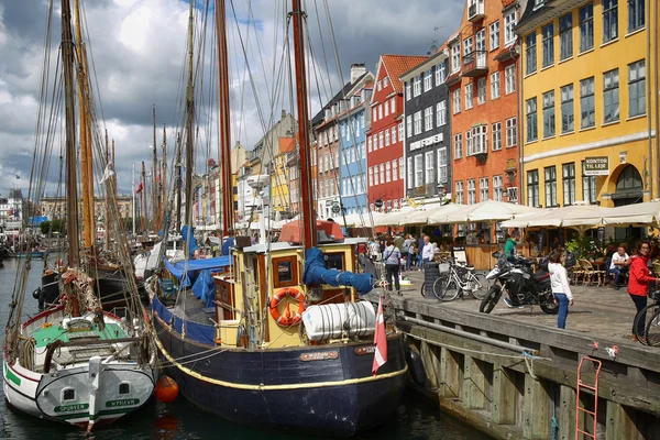 КОПЕНГАГЕН, ДЕНМАРК - 14 августа 2016 года: Лодки в доках Nyhavn — стоковое фото