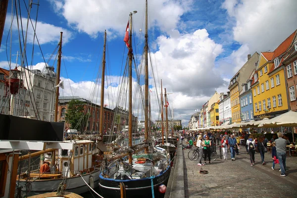 КОПЕНГАГЕН, ДЕНМАРК - 14 августа 2016 года: Лодки в доках Nyhavn — стоковое фото