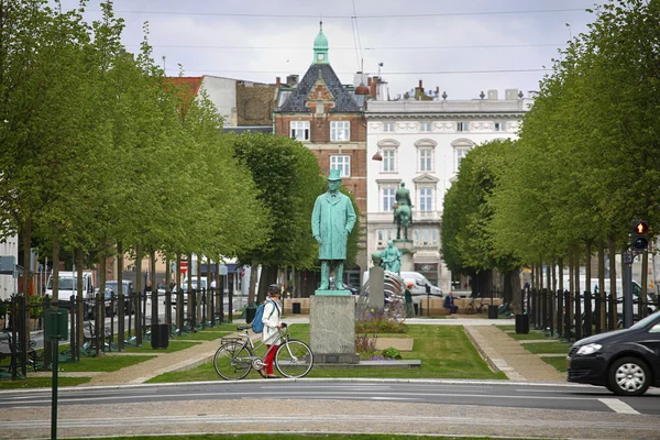 Κοπεγχάγη, Δανία - Αύγουστος: 16, 2016: άτομα να χαλαρώσετε σε ένα από την προκυμαία και θέα της πόλεις και γέφυρες από το μαύρο διαμάντι, η Κοπεγχάγη Βασιλική βιβλιοθήκη στην Κοπεγχάγη, Δανία — Φωτογραφία Αρχείου