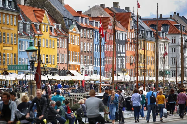 Copenhague, Dinamarca - Agosto: 14 de agosto de 2016: Barcos en los muelles Nyhavn, gente, restaurantes y arquitectura colorida. Nyhavn un puerto del siglo XVII en Copenhague, Dinamarca — Foto de Stock