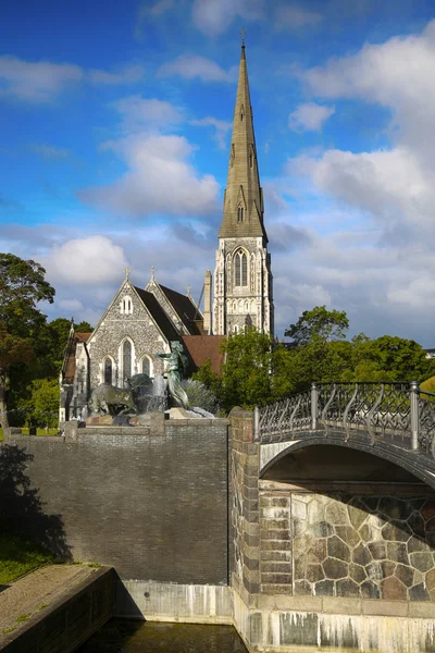 St. Alban's church (Den engelske kirke) a kašna v Copenhag — Stock fotografie