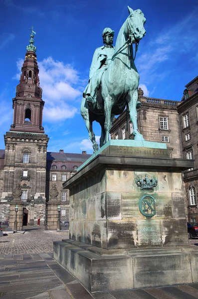 Christiansborg 궁전, 콜로라도 근처 크리스티안 9 세의 기 마 동상 — 스톡 사진