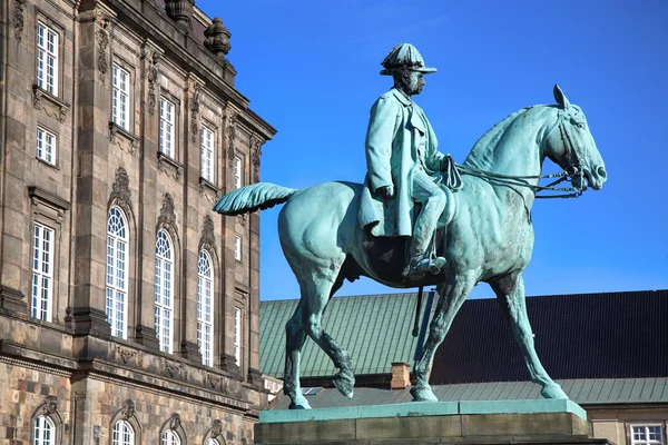 Estatua ecuestre de Cristián IX cerca del Palacio de Christiansborg, Co — Foto de Stock