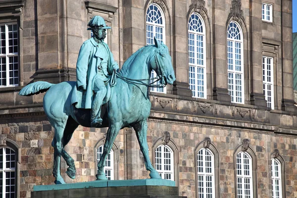 Statue équestre de Christian IX près de Christiansborg Palace, Co — Photo