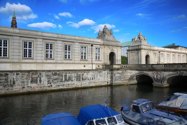 A márvány híd-csatorna, Christiansborg palota Copenhage — Stock Fotó