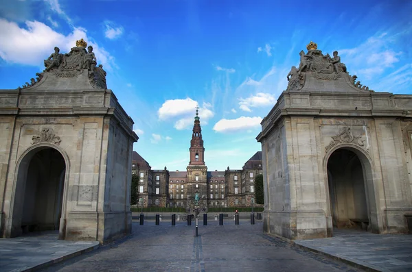 Nézd a Christiansborg palota, a márvány-híd a Copenhag — Stock Fotó