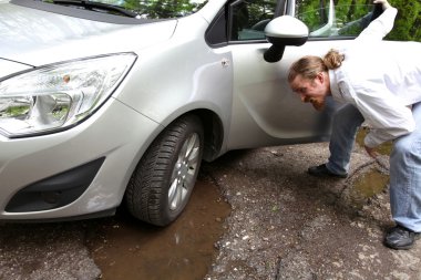 hasarlı araç yol kaldırım içinde kırık çukurların dolu