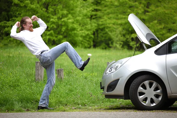 Driver furious a broken car by the road — Stock Photo, Image