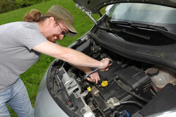 Mechanik naprawia samochód na drodze — Zdjęcie stockowe