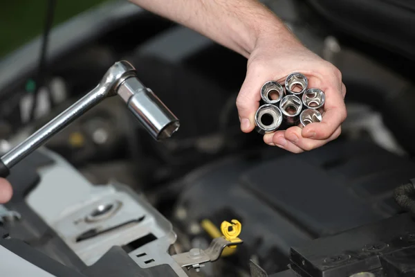 Automechanik s chrome pokovené klíč v detailním — Stock fotografie