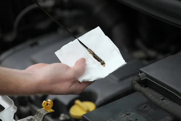 Auto mecânico de verificação de óleo do motor dipstick no carro — Fotografia de Stock