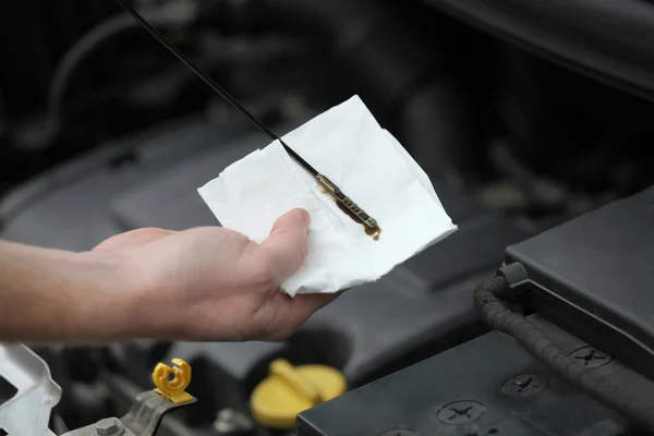 Auto mechanik kontroly motoru Měrka oleje v autě — Stock fotografie