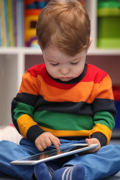 Feliz niño de 2 años usando una tableta digital —  Fotos de Stock