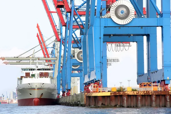 Porto di Amburgo sul fiume Elba, il più grande porto della Germania — Foto Stock