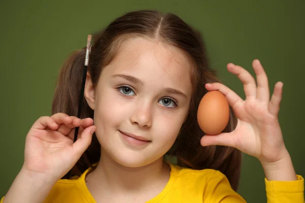 Flicka målade påskägg — Stockfoto