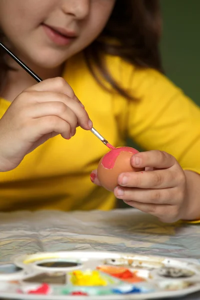 Girl painted Easter eggs — Stock Photo, Image